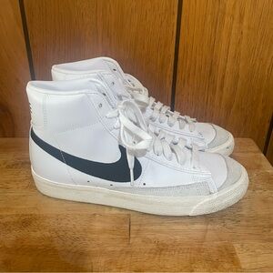 Nike Blazer Mid '77 Vintage Sneaker size 8.5, excellent condition.2022